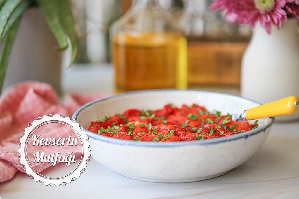 Közlenmiş Kırmızı Biber Salatası Tarifi