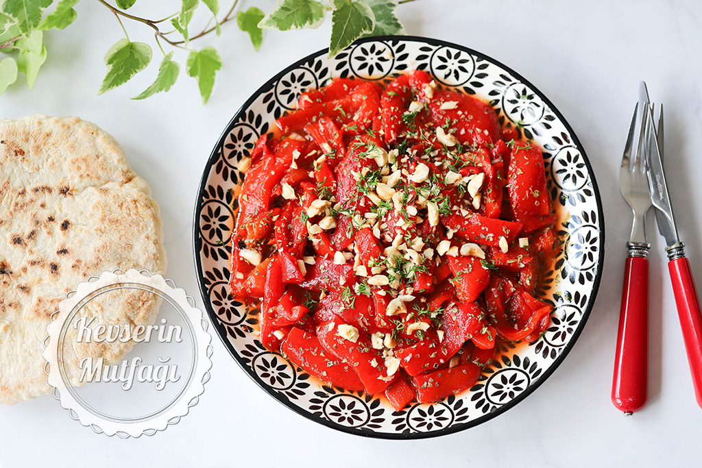 Kekikli Kırmızı Biber Salatası Tarifi
