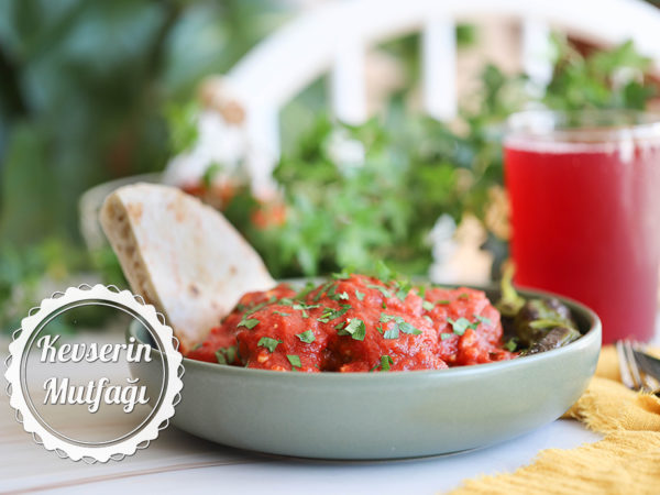 Domates Soslu Köfte Tarifi