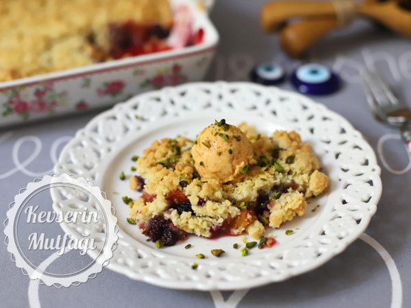 Kayısılı ve Karadutlu Crumble Tarifi