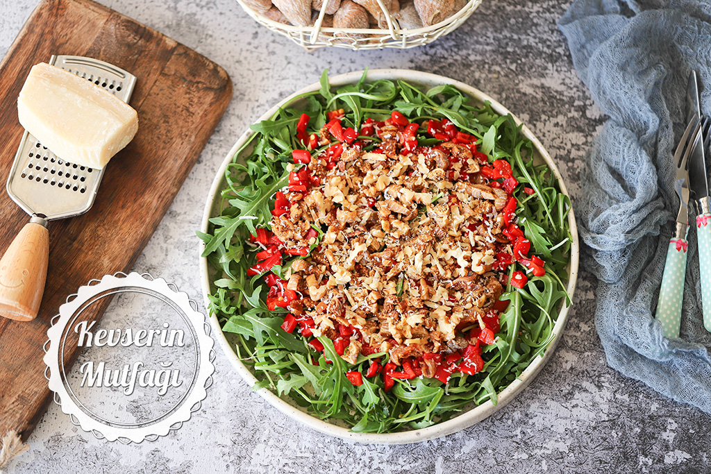 Közlenmiş Biberli Roka Salatası Tarifi