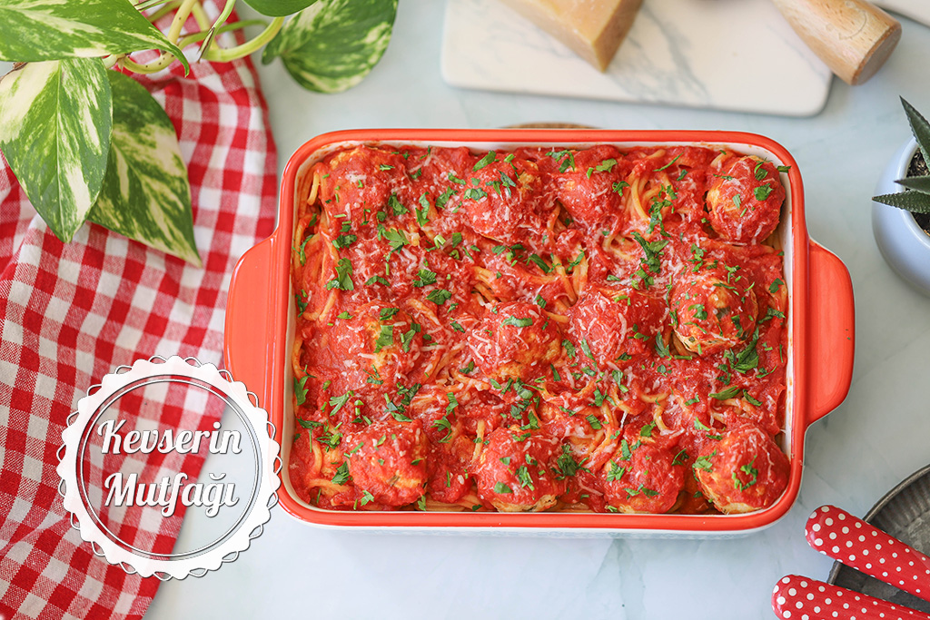 Fırında Tavuk Köfteli Spagetti Tarifi