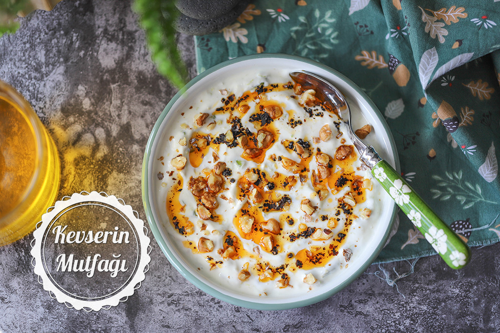 Yoğurtlu Kuşkonmaz Salatası Tarifi