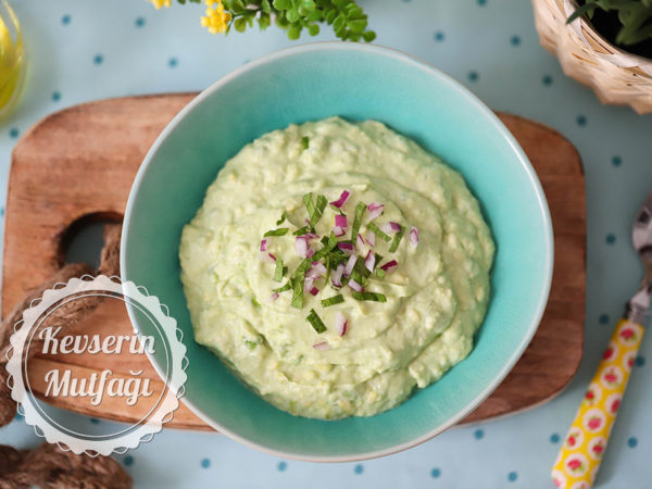 Yoğurtlu Avokado Salatası Tarifi