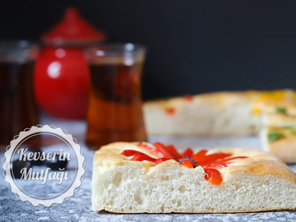Çiçek Desenli Biberli Focaccia Tarifi