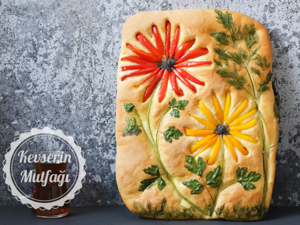 Çiçek Desenli Biberli Focaccia Tarifi