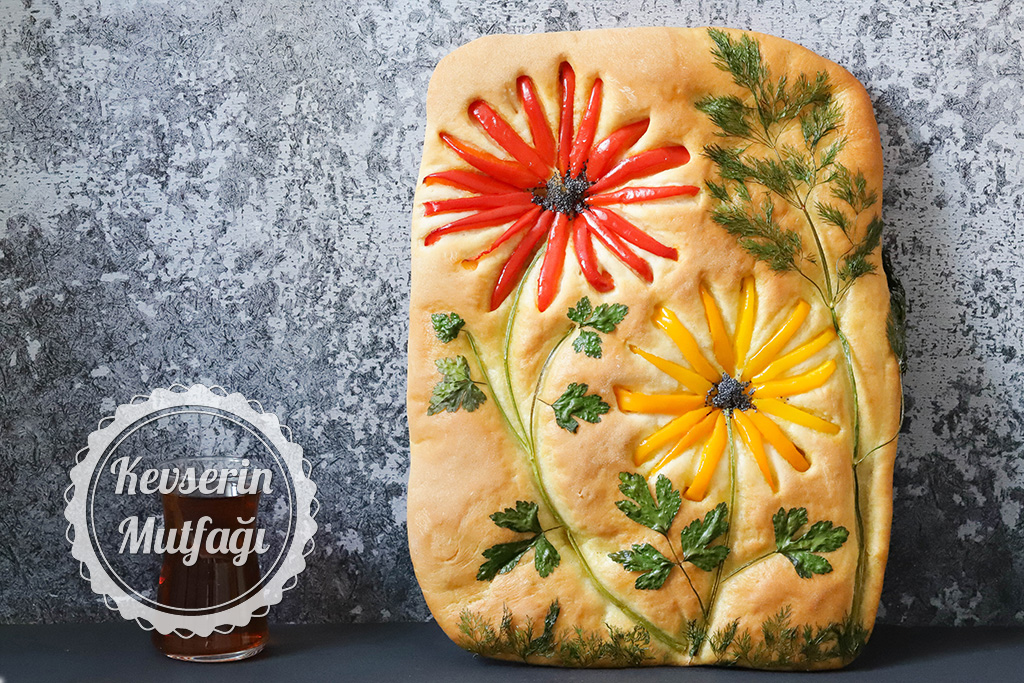 Çiçek Desenli Biberli Focaccia Tarifi