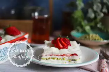 Antep Fıstıklı Çilekli Güllaç Tarifi