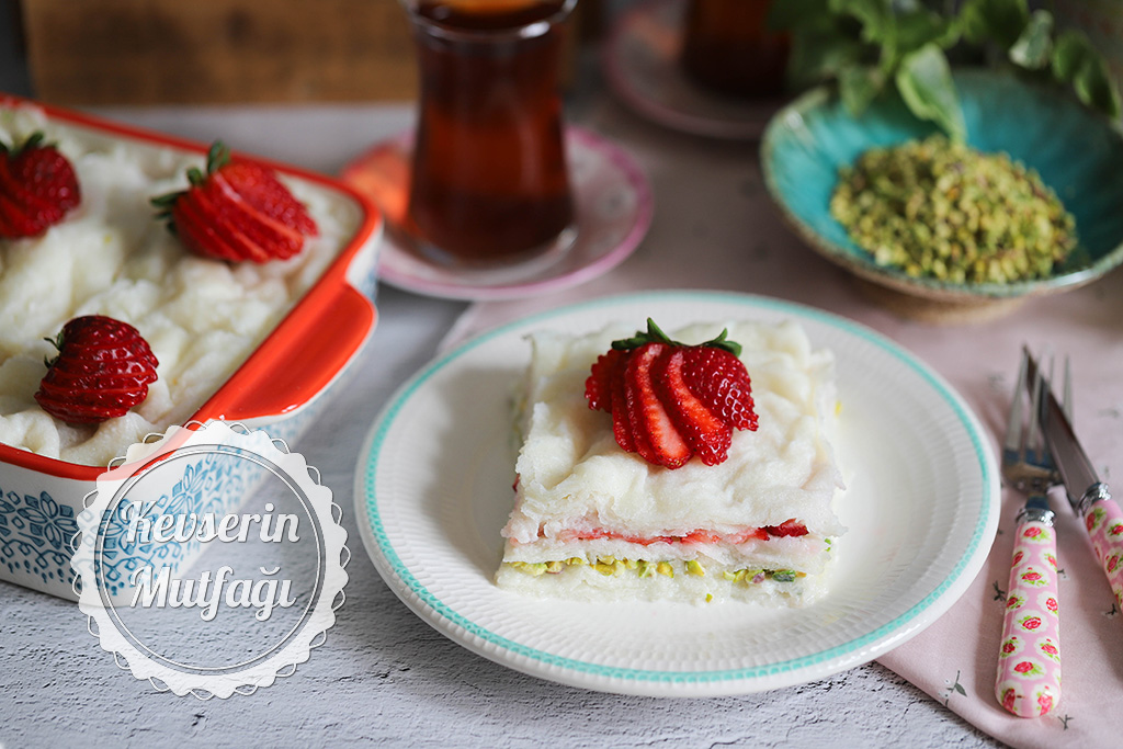 Antep Fıstıklı Çilekli Güllaç Tarifi