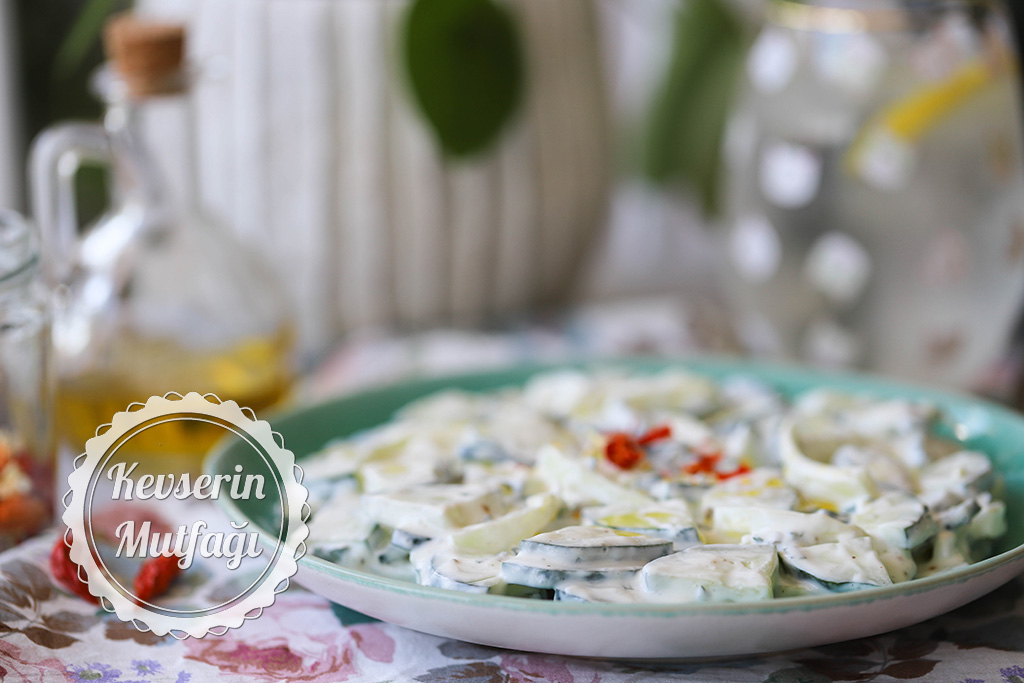 Yoğurtlu Salatalık Salatası Tarifi