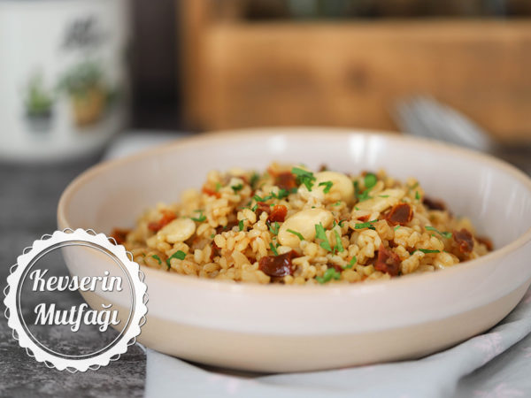 Bademli Kurutulmuş Domatesli Bulgur Pilavı Tarifi