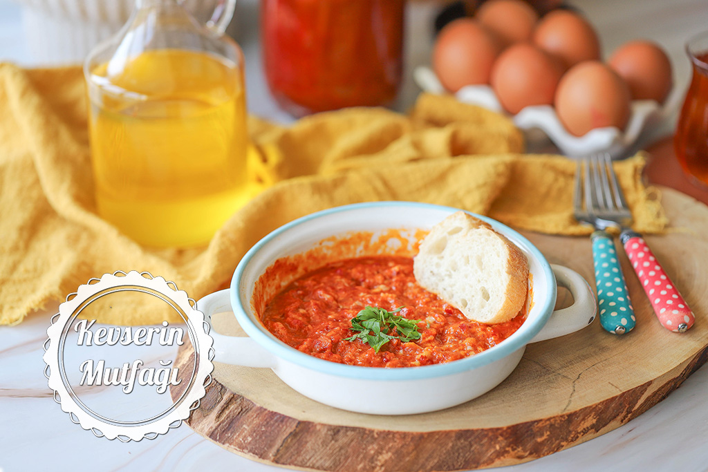 Salçalı Yumurta Tarifi