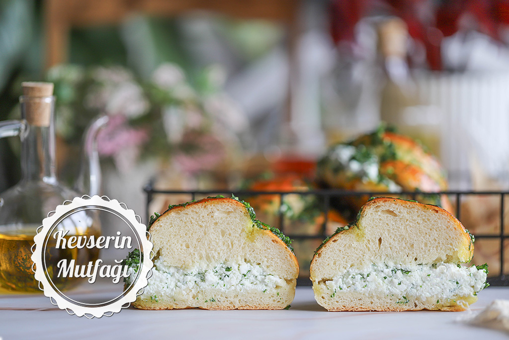 Ricotta Peynirli Sarımsaklı Ekmek Tarifi