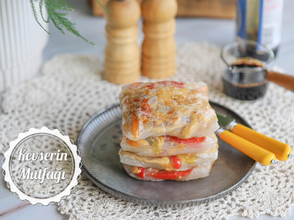 Tavuklu Pirinç Yufkası Böreği Tarifi